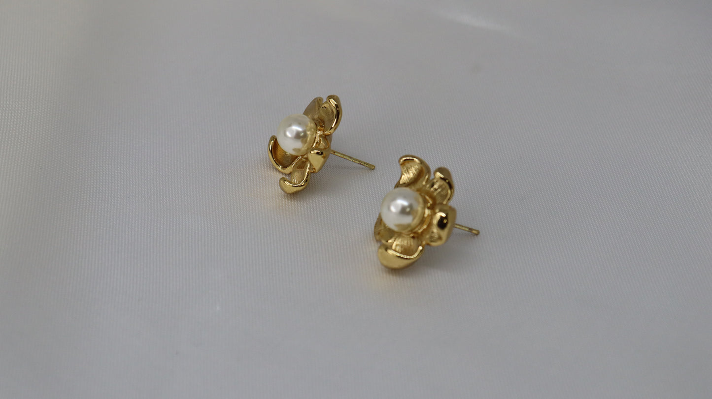 Sunlit Pearl Earring