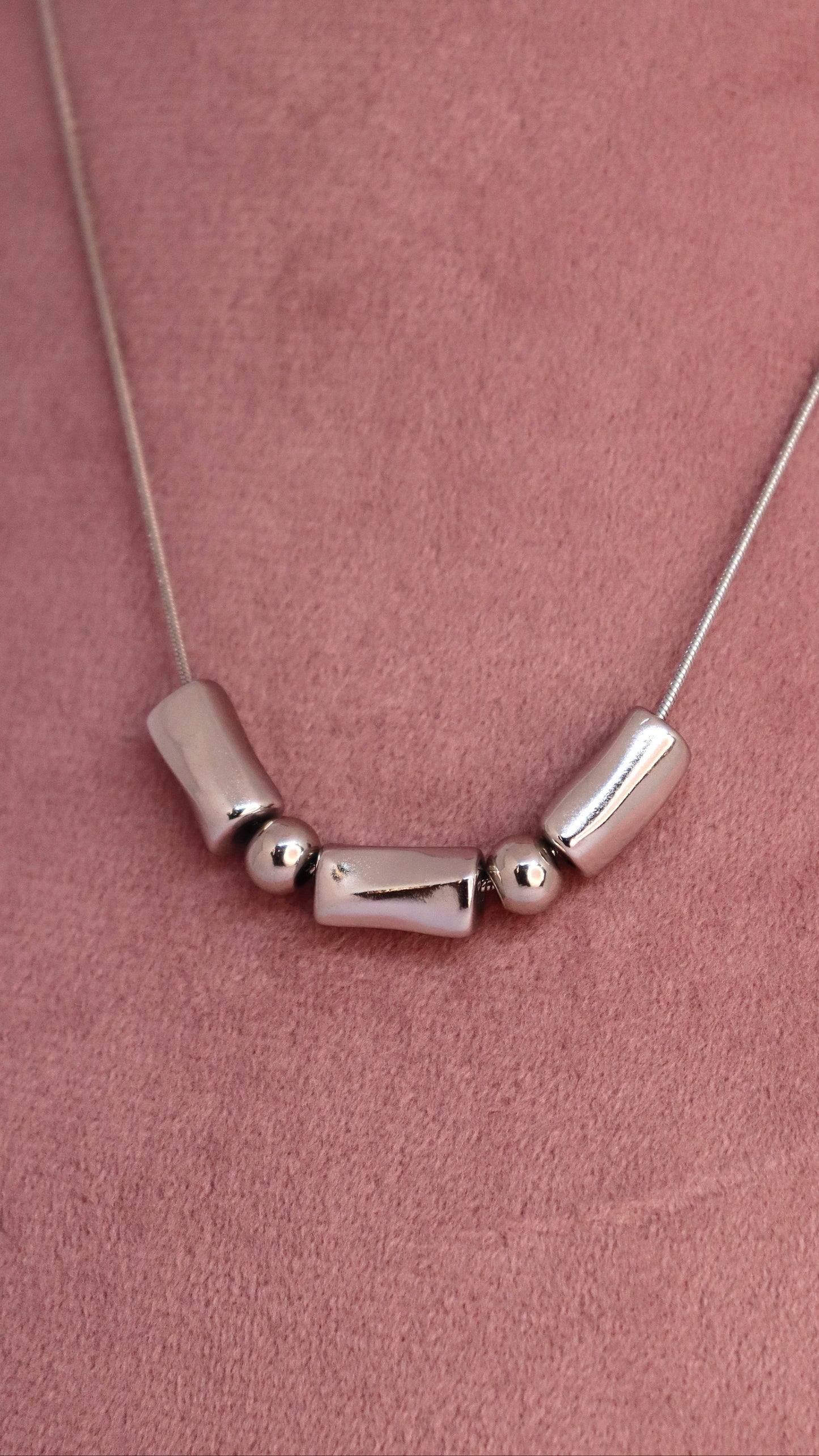 Pure Curve Necklace