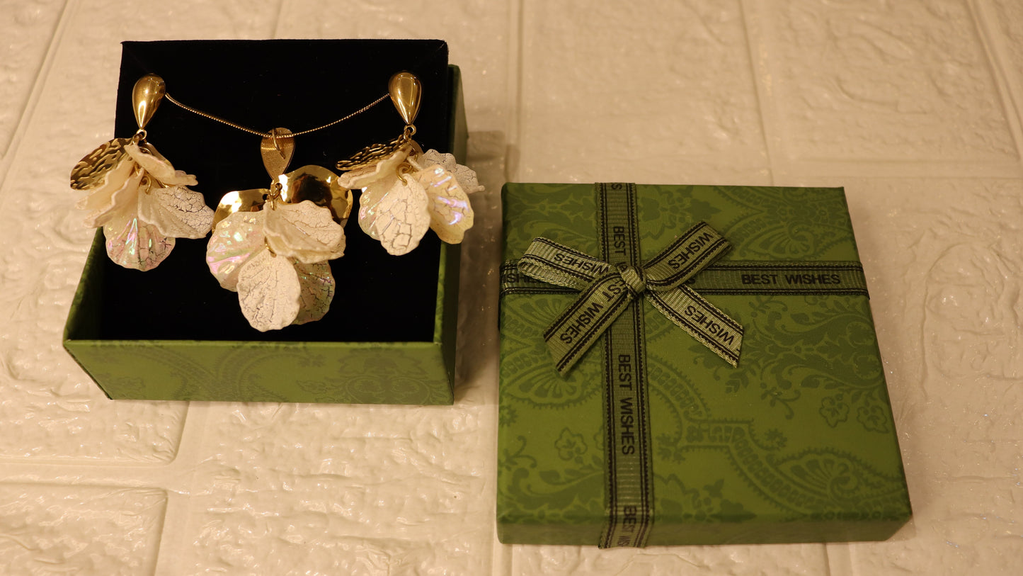 Petal Grace Necklace Set (With a Gift Box)
